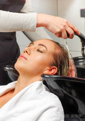 理发师洗头的快乐年轻妇女美发沙龙, 美容和人的概念